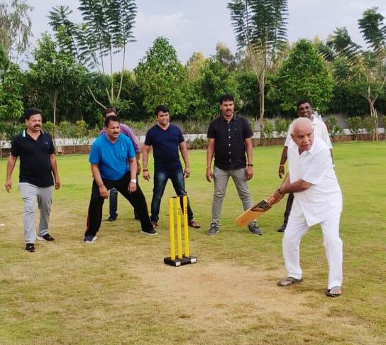 எடியூரப்பா அடித்தது சிக்ஸரா... கேட்சா? தகிக்கும் கர்நாடக அரசியல்