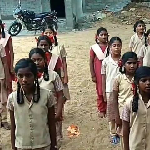 `தமிழ்த்தாய் வாழ்த்தை சரியாகப் பாடினால் பரிசு!' - அசத்தும் அரசுப் பள்ளி ஆசிரியை