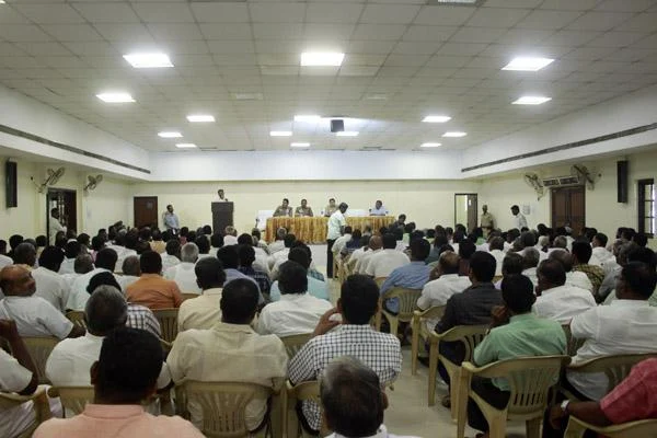 கரூர் எஸ்.பி மாற்றப்பட்டதன் பின்னணியில் அமைச்சர்? - கொந்தளிக்கும் சமூக ஆர்வலர்கள்