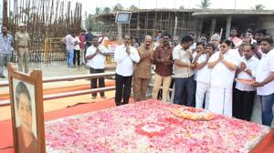 ஜெ.நினைவிடத்தில் மைத்ரேயன் அஞ்சலி