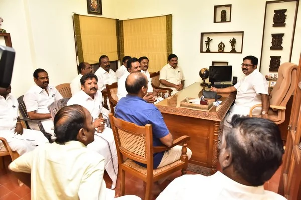 ` ஜெயலலிதா பொய் சொன்னார் என எப்படிச் சொல்லலாம்?!' - தினகரன், தங்க தமிழ்ச்செல்வன் மோதலின் பின்னணி