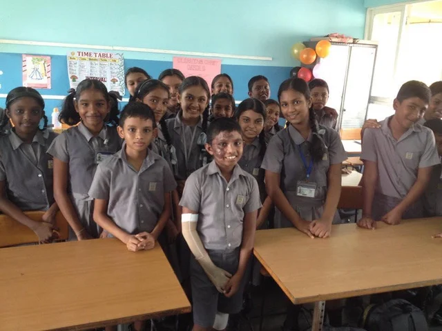இலங்கைத் தாக்குதலில் உயிர் பிழைத்து பள்ளிக்குத் திரும்பிய சிறுவன் - `சர்ப்ரைஸ்' வரவேற்பால் நெகிழ்ச்சி