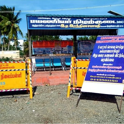 `5 லட்சம் செலவுசெய்து கல்யாணம் பண்ணினேன், இதுவரை கணவன் வீட்டுக்கு வரல!' -அதிகாரிகளை அதிரவைத்த பேனர்