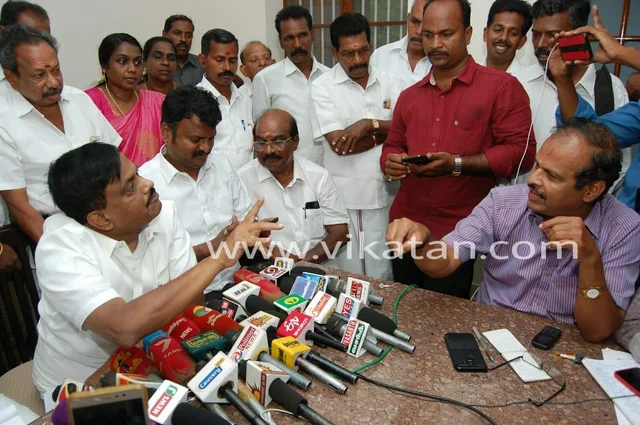 7 நாள்களுக்கு ஒருமுறை தண்ணீர் வர்ற இடம் சொல்லுங்க - செய்தியாளர்களின் கேள்வியால் ஷாக்கான தளவாய் சுந்தரம்