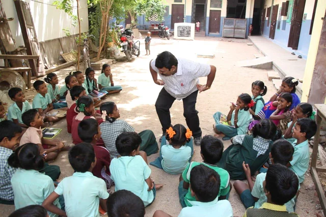 உடல் அசைவுகளின் மூலம் கல்வி... கவனம் ஈர்க்கும் மதுரை அரசுப் பள்ளி ஆசிரியர்!