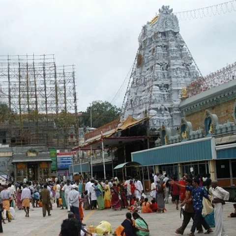 ரயில் நிலையம் அருகிலேயே தங்கும் அறை... திருப்பதியில் புதிய வசதி அறிமுகம்!