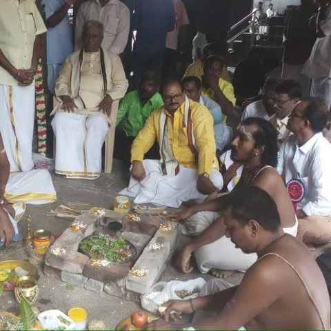`ரஜினி அரசியலுக்கு வந்து, பூரண நலத்துடன் இருக்க வேண்டும்!' - சிதம்பரத்தில் ரசிகர்கள் சிறப்பு யாகம்