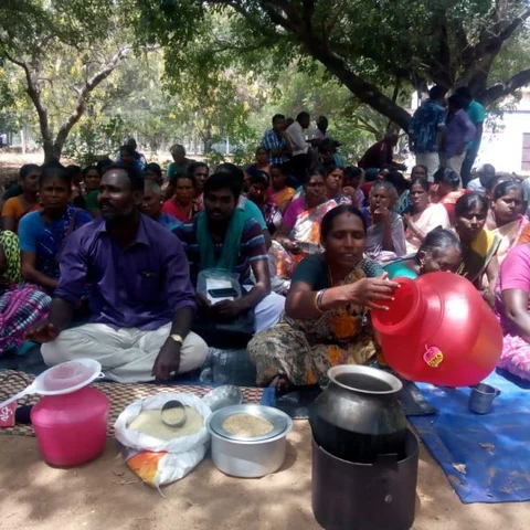 `எந்த அடிப்படை வசதியும் இல்லை' - ராமநாதபுரம் ஆட்சியர் அலுவலகத்தில் அடுப்புடன் குடியேறிய மக்கள்!
