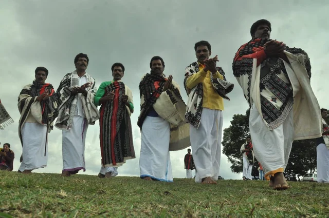 பாரம்பர்ய உடை அணிந்து நடனமாடும் ஆண்கள்