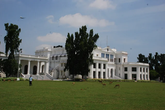 கவர்னர் மாளிகை