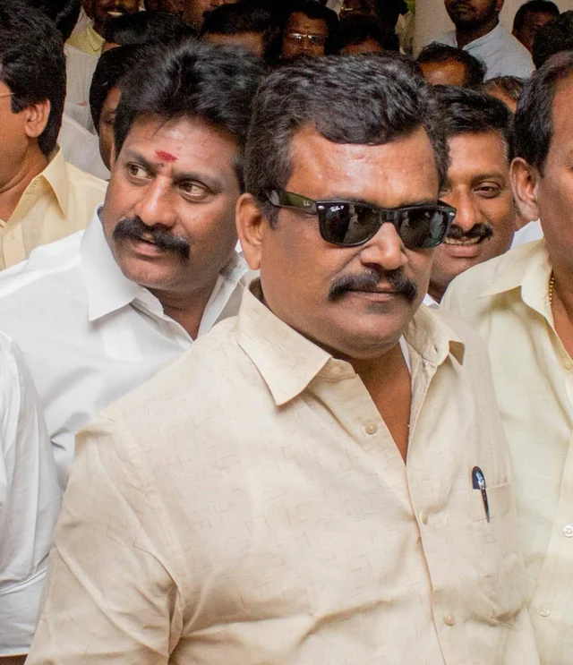 ``அவரே போயிடுவாரு கொஞ்சம் வெயிட் பண்ணுங்க!’ - தினகரனுக்குச் சுட்டிக் காட்டிய நிர்வாகிகள்