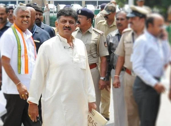 கண்ணி வைத்துக் காத்திருக்கும் எடியூரப்பா... கர்நாடகாவிலும் அவுட்டாகிறது காங்கிரஸ்!