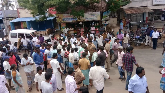 கிராம மக்கள், உறவினர்கள் சாலை மறியல் போராட்டம்