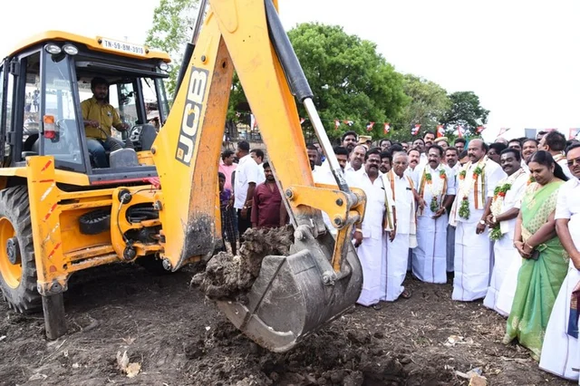 தூர்வரும் பணியை தொடங்கி வைக்கும் அமைச்சர் செல்லூர் ராஜூ