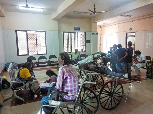 இதயநோய் சிகிச்சை பிரிவு முன்பு காத்துக்கிடக்கும் நோயாளிகள்