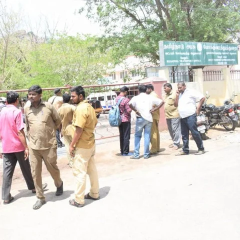 ``கட்டுக்கட்டாகச் சிக்கிய பணம்; வேலூர் ஆர்.டி.ஓ மீது வழக்கு பதிவு!” - புரோக்கர்களுக்குக் கடிவாளம்