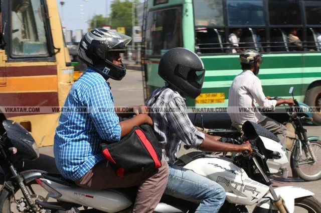 பைக்கில் ஹெல்மெட் அணிந்து செல்பவர்கள்