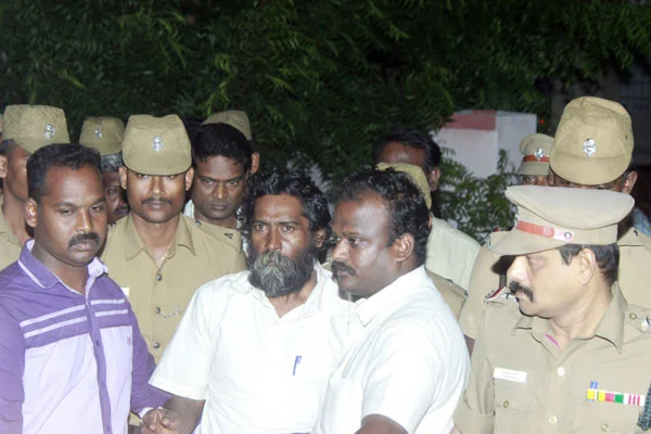 முகிலனை போலீஸார் அழைத்துச் சென்றனர்.