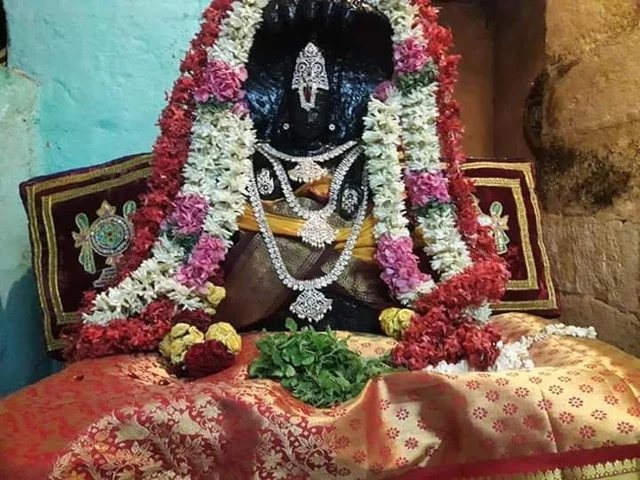 ஆதி பவள வண்ணர்