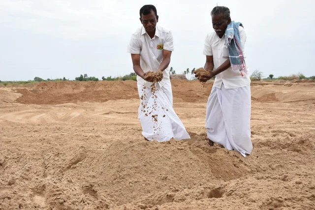 மணலை காட்டும் விவசாயிகள்
