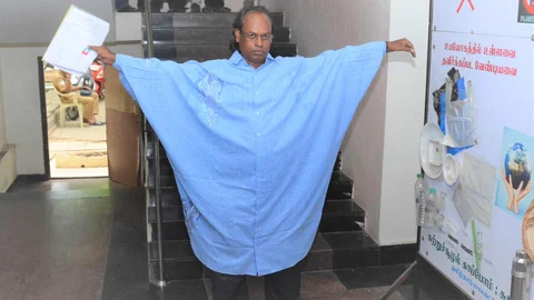 ஆவி உடை, பின்னோக்கிய நடையுடன் வந்த ‘மனிதன்’.