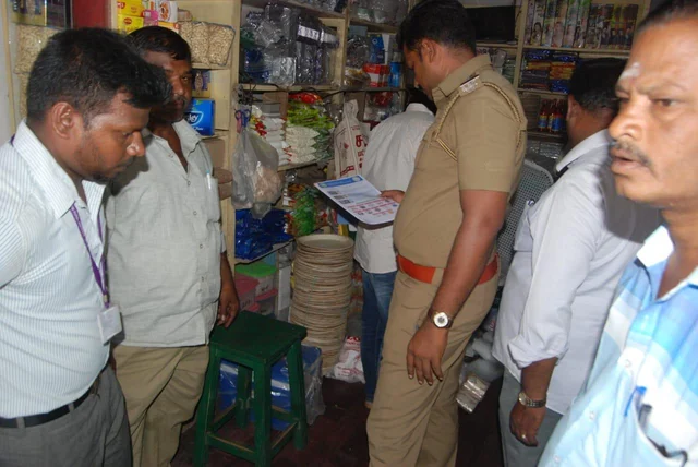 `அதிகாரிகளைக் கடைக்குள் வைத்துப் பூட்டிய ஊழியர்கள்' - தஞ்சாவூரில் ஆய்வுக்கு வந்தவர்களுக்கு நேர்ந்த சோகம்!