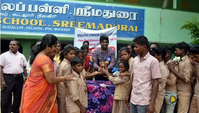 கபடி போட்டியில் வென்று பரிசு பெரும் பழங்குடி மாணவிகள்