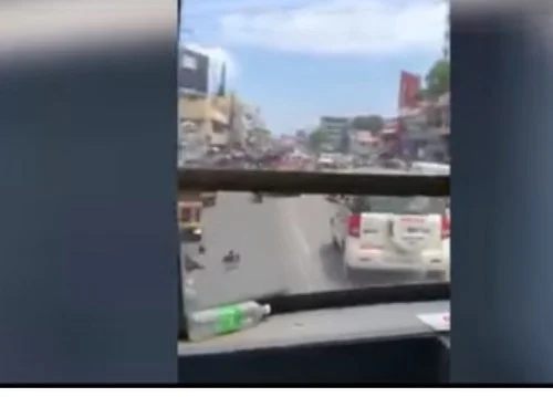 பேருந்துக்கு முன் செல்லும் பைலட் வாகனம்