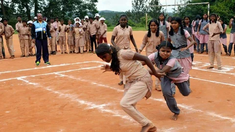 கபடி விளையாடும் பழங்குடி மாணவிகள்