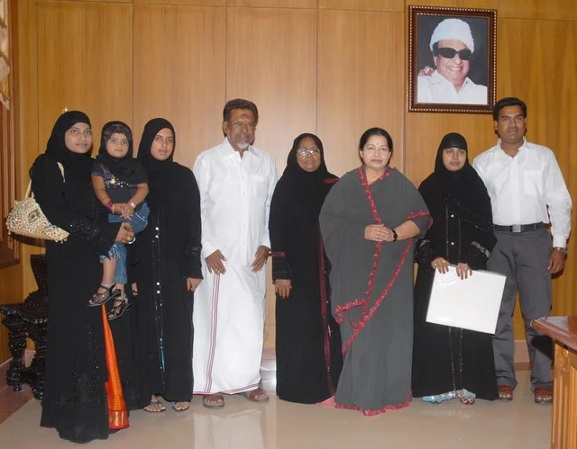 குடும்பத்தினருடன் முஹம்மது ஜான் ஜெயலலிதாவை சந்தித்த போது...