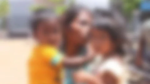 குழந்தைகளுடன் மனைவி