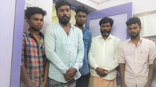 `பட்டாக்கத்தியால் ‘கேக்’ வெட்டிய ரவுடி!’ - வீச்சரிவாளுடன் போஸ் கொடுத்த கூலிப்படை
