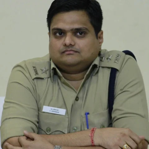 கரூர் எஸ்.பி மாற்றப்பட்டதன் பின்னணியில் அமைச்சர்? - கொந்தளிக்கும் சமூக ஆர்வலர்கள்