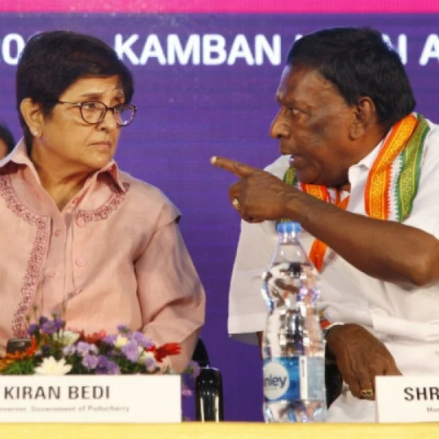 கிரண் பேடி - நாராயணசாமி