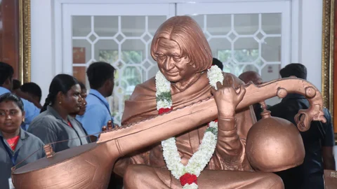 நினைவிடத்தில் உள்ள கலாமின் வெண்கலச் சிலை.