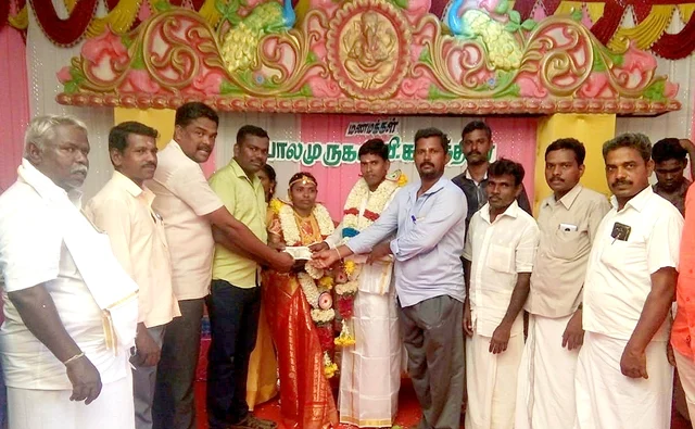 நீர் நிலைகளைத் தூர்வாருவதற்காக நிதி அளித்த புதுமணத் தம்பதி