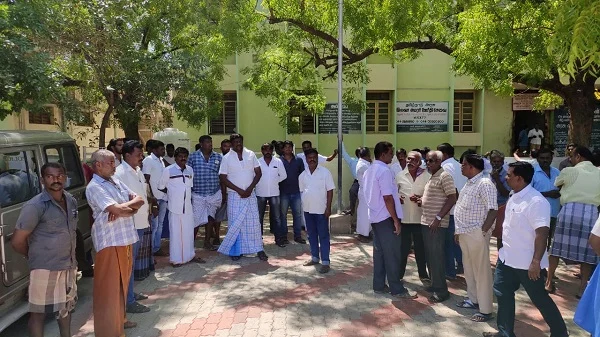 உடற்கூறு சோதனை நடந்த மருத்துவமனை வளாகத்தில் உறவினர்கள்