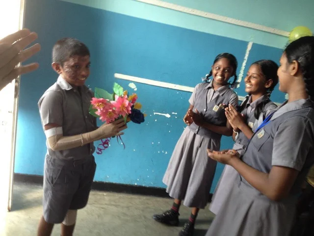 இலங்கைத் தாக்குதலில் உயிர் பிழைத்து பள்ளிக்குத் திரும்பிய சிறுவன் - `சர்ப்ரைஸ்' வரவேற்பால் நெகிழ்ச்சி