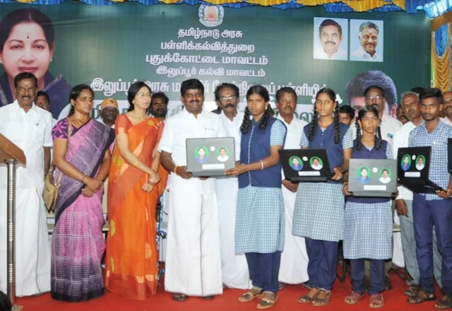 தற்போதைய மாணவர்களுக்கு மடிக்கணினிகள் வழங்கும் நிகழ்வு