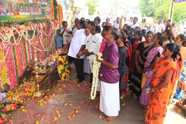 கும்பகோணம் பள்ளி தீ விபத்தில் பலியான குழந்தைக்கு அஞ்சலி செலுத்தும் பெற்றோர்கள்.