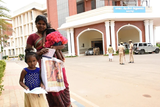 செந்தமிழ்ச்செல்வி தன் மகளுடன்