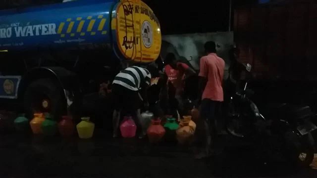 மெட்ரோ லாரிகளில் மீதமுள்ள நீரை பிடிப்பவர்கள்