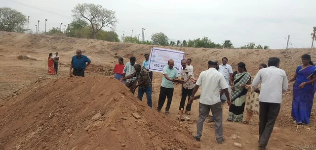 குளத்தை தூர் வாரும் ஊழியர்கள்