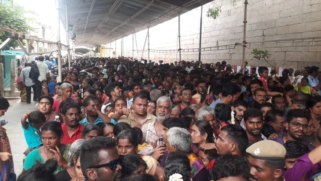 அத்திவரதரை தரிசிக்கக் கூடிய மக்கள்