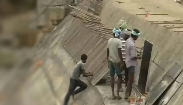 தடுப்பணையை உயர்த்தும் ஆந்திர பணியாளர்கள்