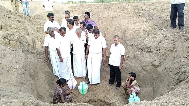 `கனிமொழியின் அதிரடி; பணிந்த அதிகாரிகள்!'- மூடப்பட்ட 4 நாள்களில் மீண்டும் தோண்டப்பட்டது நீரூற்று