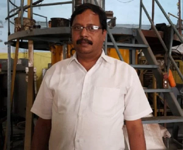 `நம்புங்கள், ஒரு லிட்டர் 40 ரூபாய்தான்!’ - பிளாஸ்டிக்கிலிருந்து பெட்ரோல் தயாரிக்கும் இன்ஜினீயர்