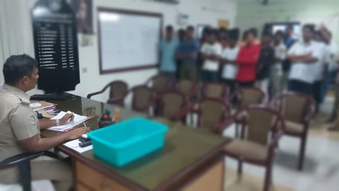 ரூட் தல மாணவர்களுடன் ஆலோசனை நடத்தும் துணை கமிஷனர்