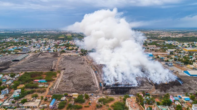 புகை மூட்டத்துடன் காணப்படும் அரியமங்கலம் குப்பைக் கிடங்கு