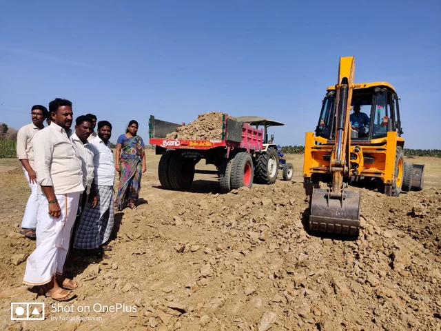 ஏரி தூர் வாரும் பணி